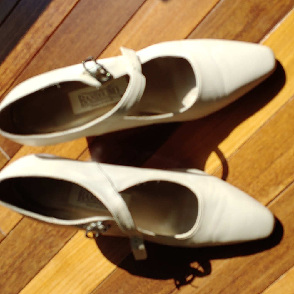 Bandolino beige heels. Made in Spain. Size 7M